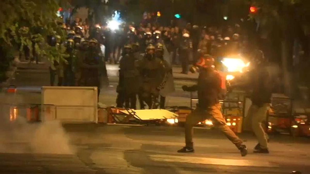 Video | Atina\'da "17 Kasım" Gösterisinde Protestocular Polisle Çatıştı