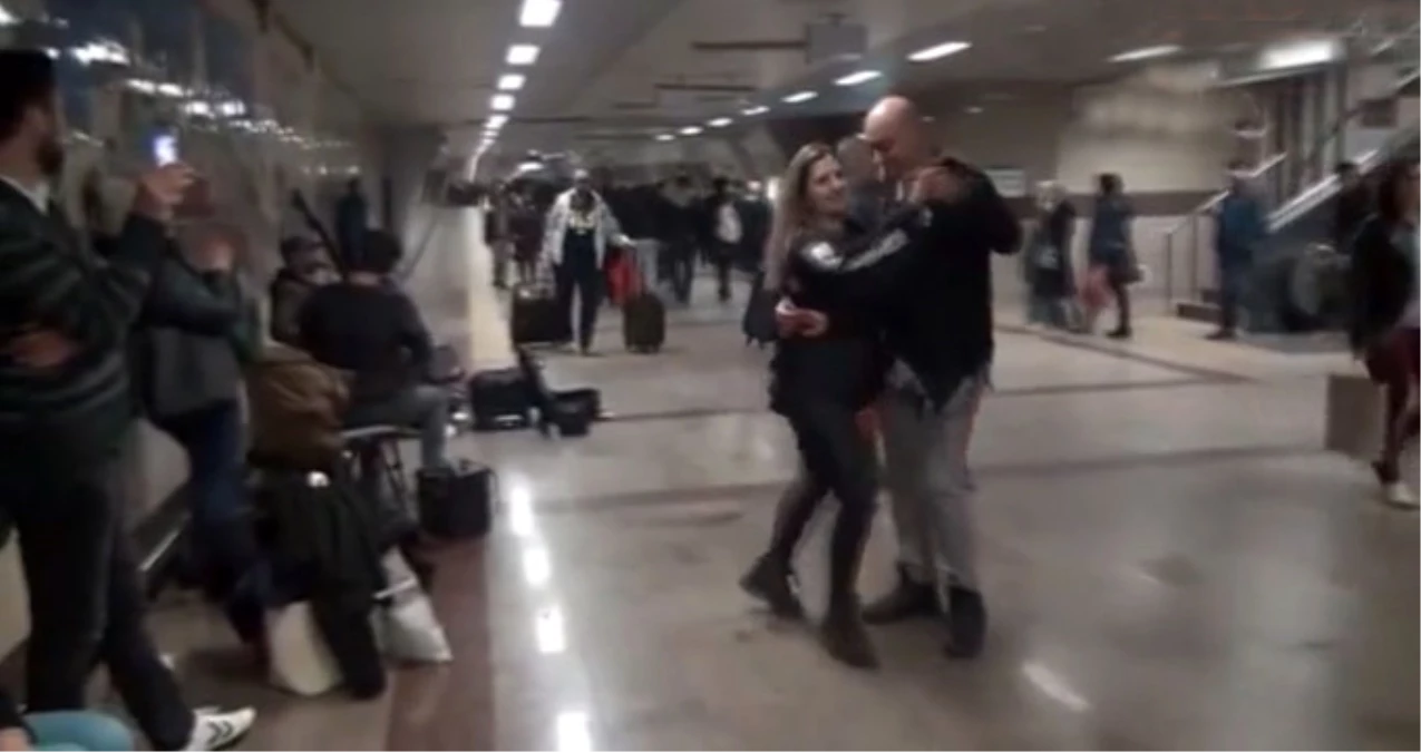 Yarışma için İstanbul\'a Gelen Dansçılar Taksim Metrosunda Böyle Dans Etti