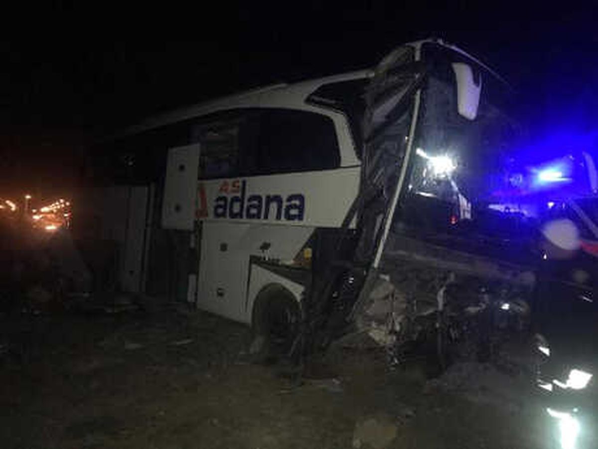Yolcu Otobüsü Refüje Çarptı: 21 Yaralı