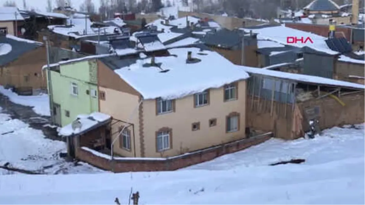 Bayburt Evlerinin Çatılarını Kardan Temizlediler