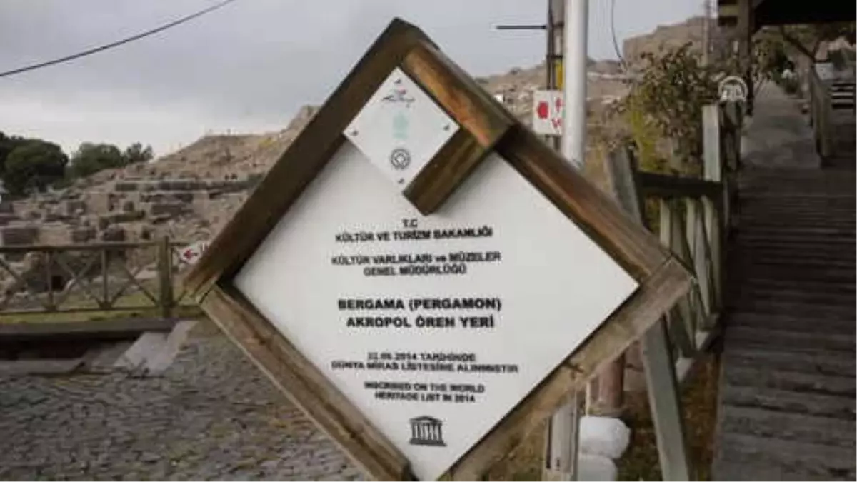 Bergama Akropolü\'nde Yangın