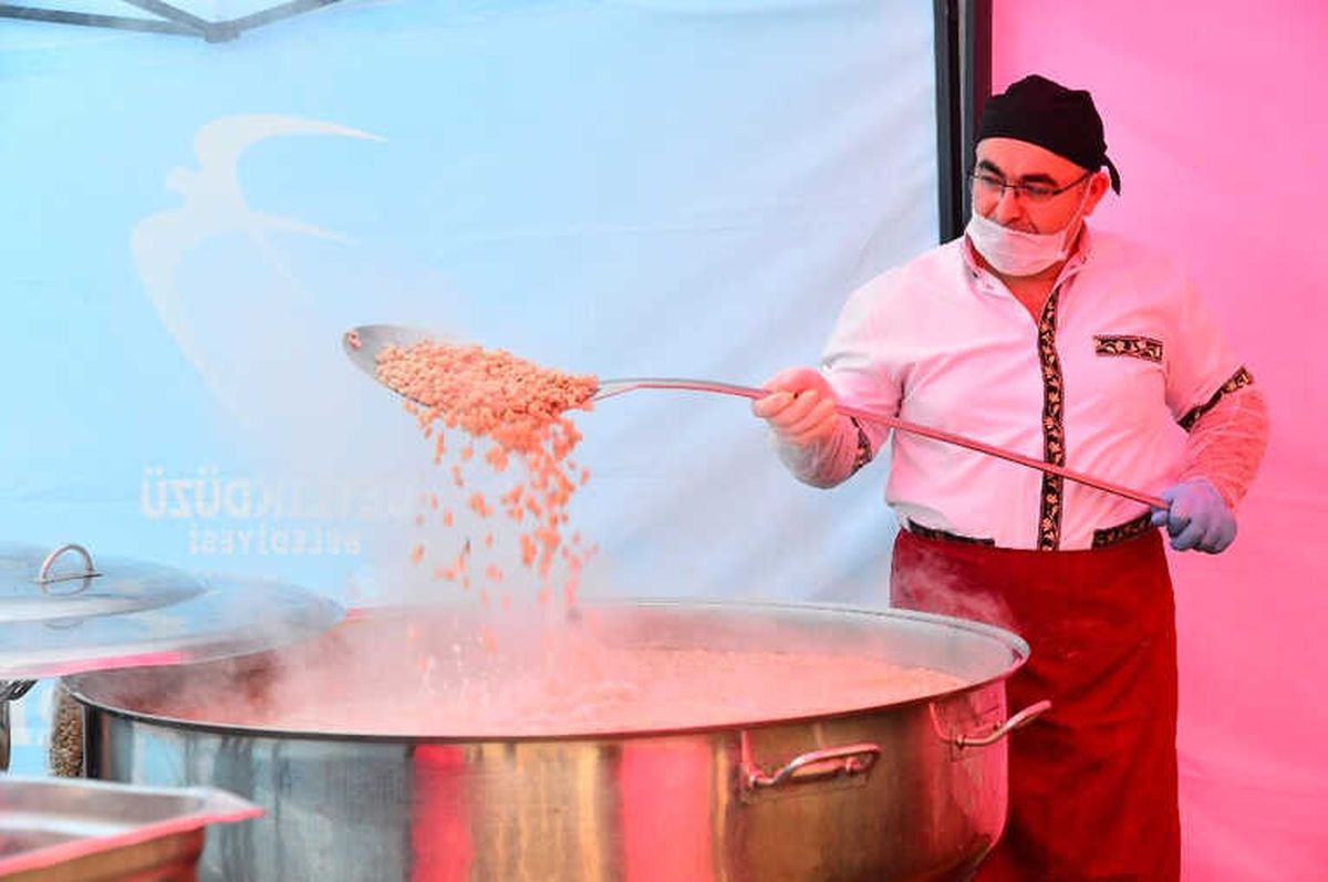 Beylikdüzü\'nde 4 Bin Kişilik Mantı Dağıtıldı