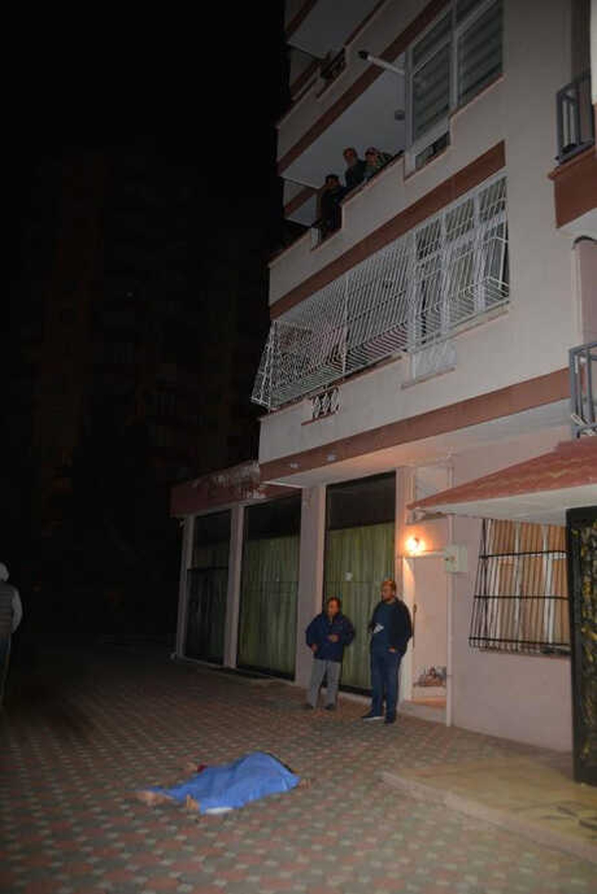 Buse, Evine Balkondan Girmek İsterken 7\'nci Kattan Düşüp Öldü