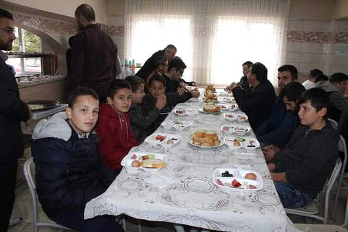 Çaycuma Müftülüğü Kahvaltıda Gençleri Bir Arada Topladı