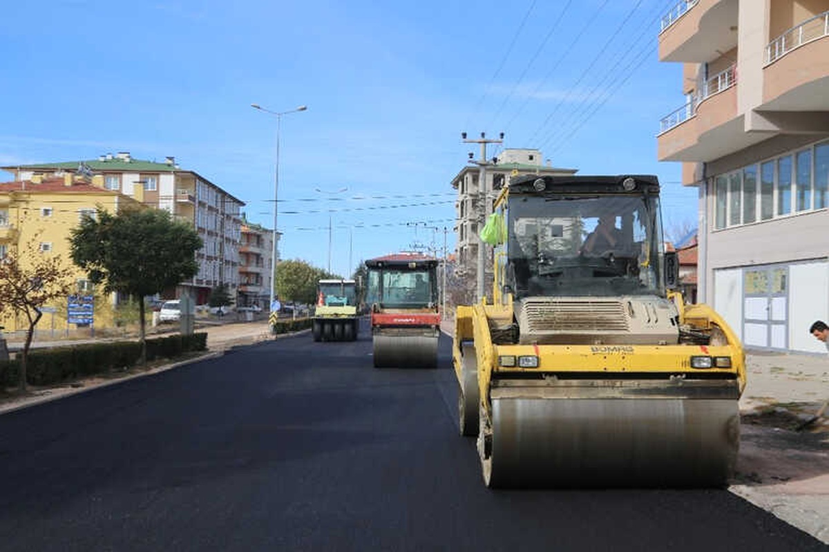 Develi\'de Sıcak Asfalt Çalışmaları Hız Kesmeden Devam Ediyor