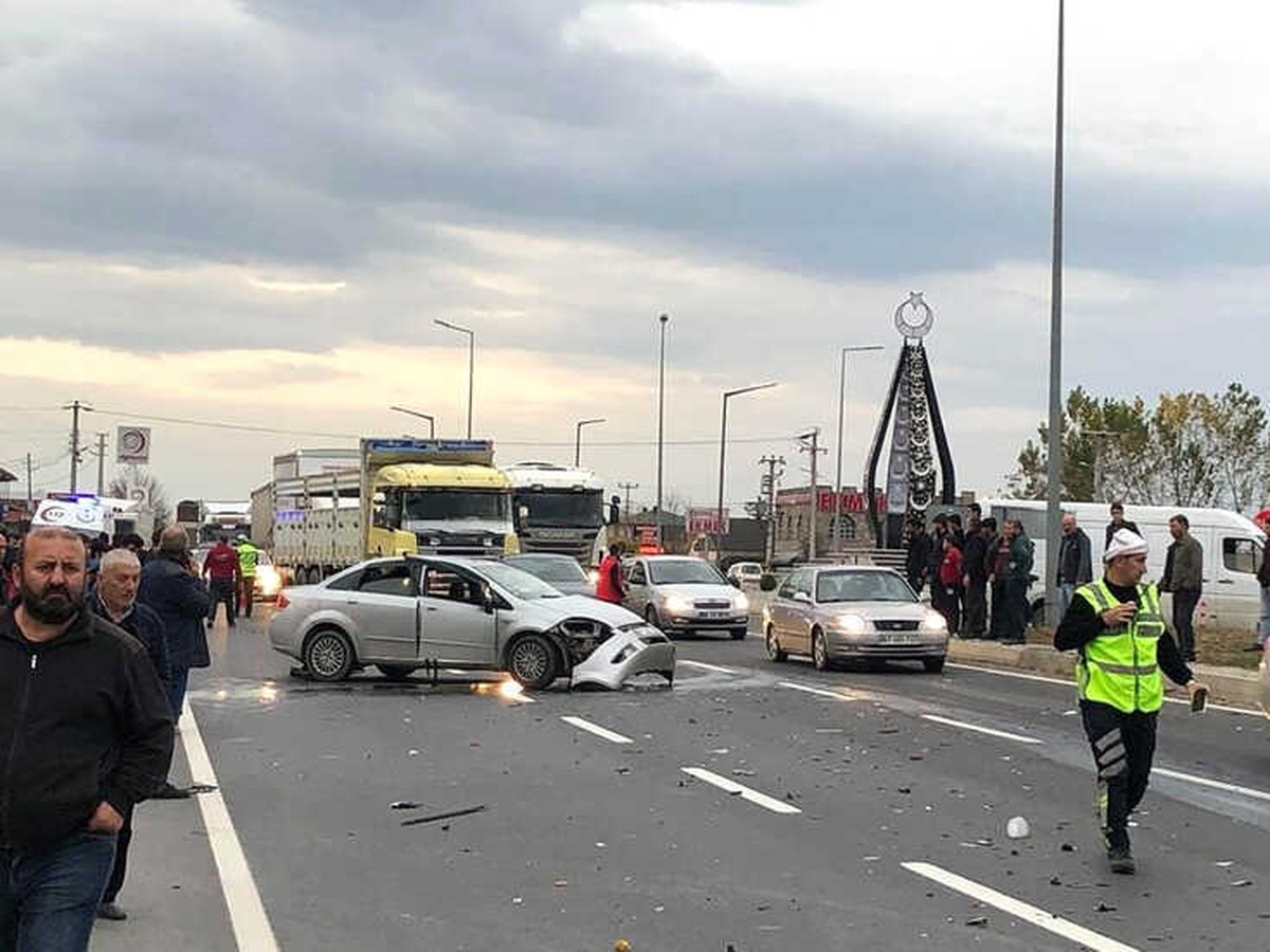 Düzce\'de İki Otomobil Çarpıştı: 3 Yaralı