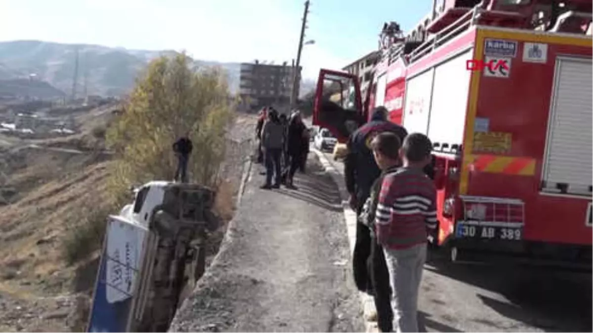 Hakkari El Freni Çekilmeden Park Edilen Kamyon, Hareketlenip 10 Metreden Düştü