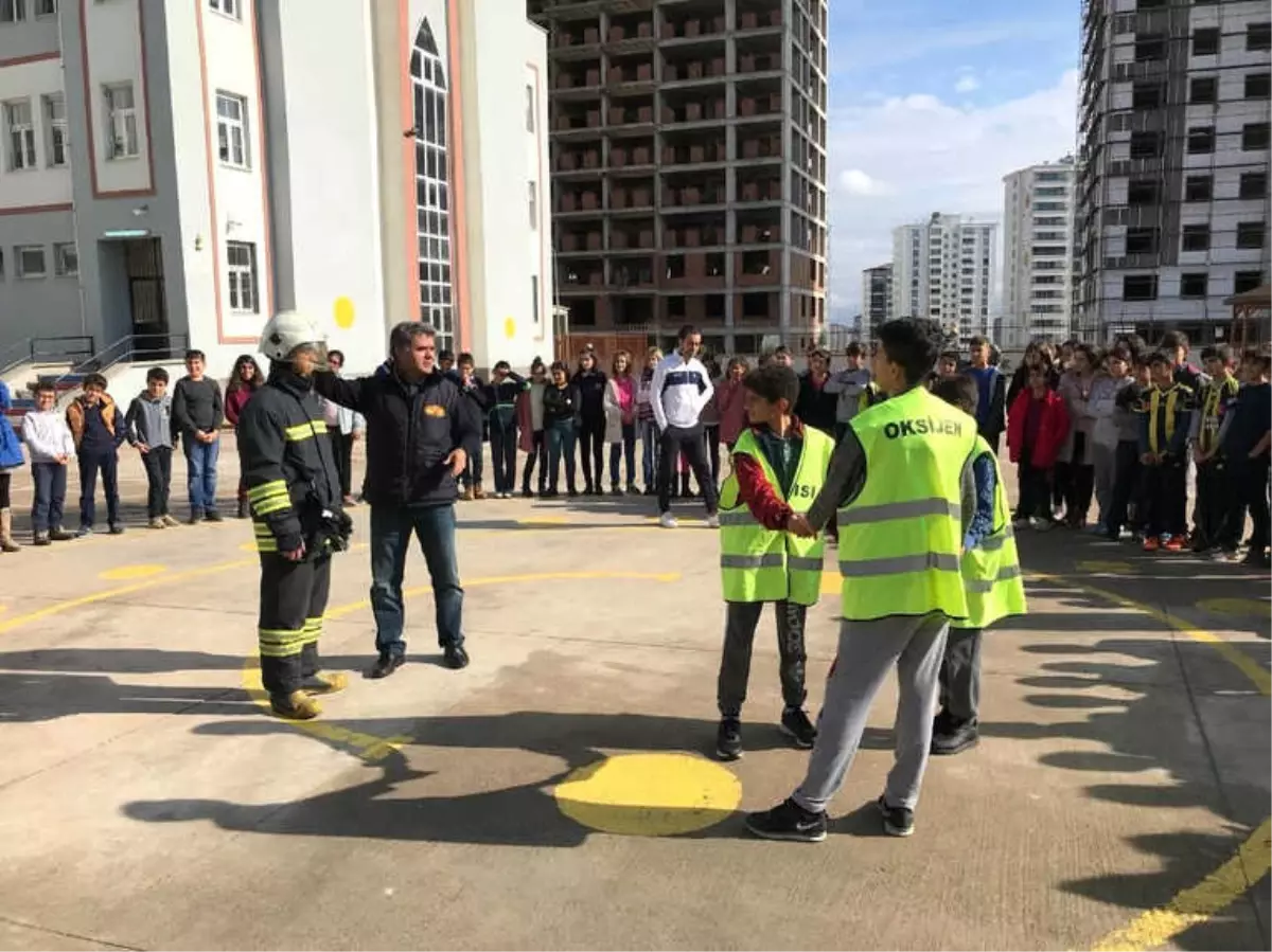 İtfaiyeden Öğrencilere Yangın Eğitimi