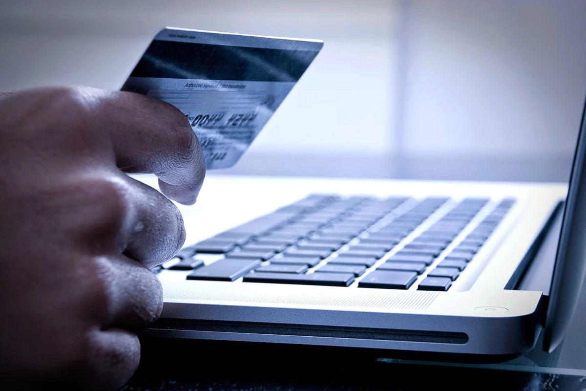 Kara Cuma\'da Güvenli Online Alışveriş Yapmanın 7 Yolu