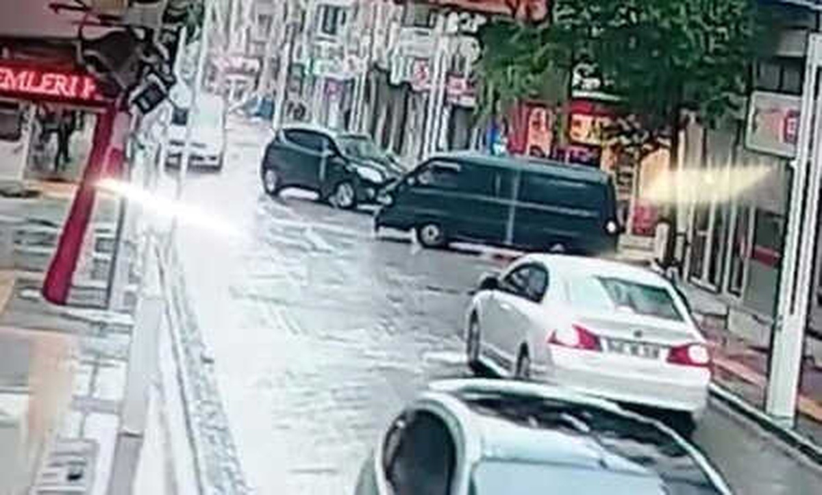Kavşaktaki Kaza Güvenlik Kamerasında
