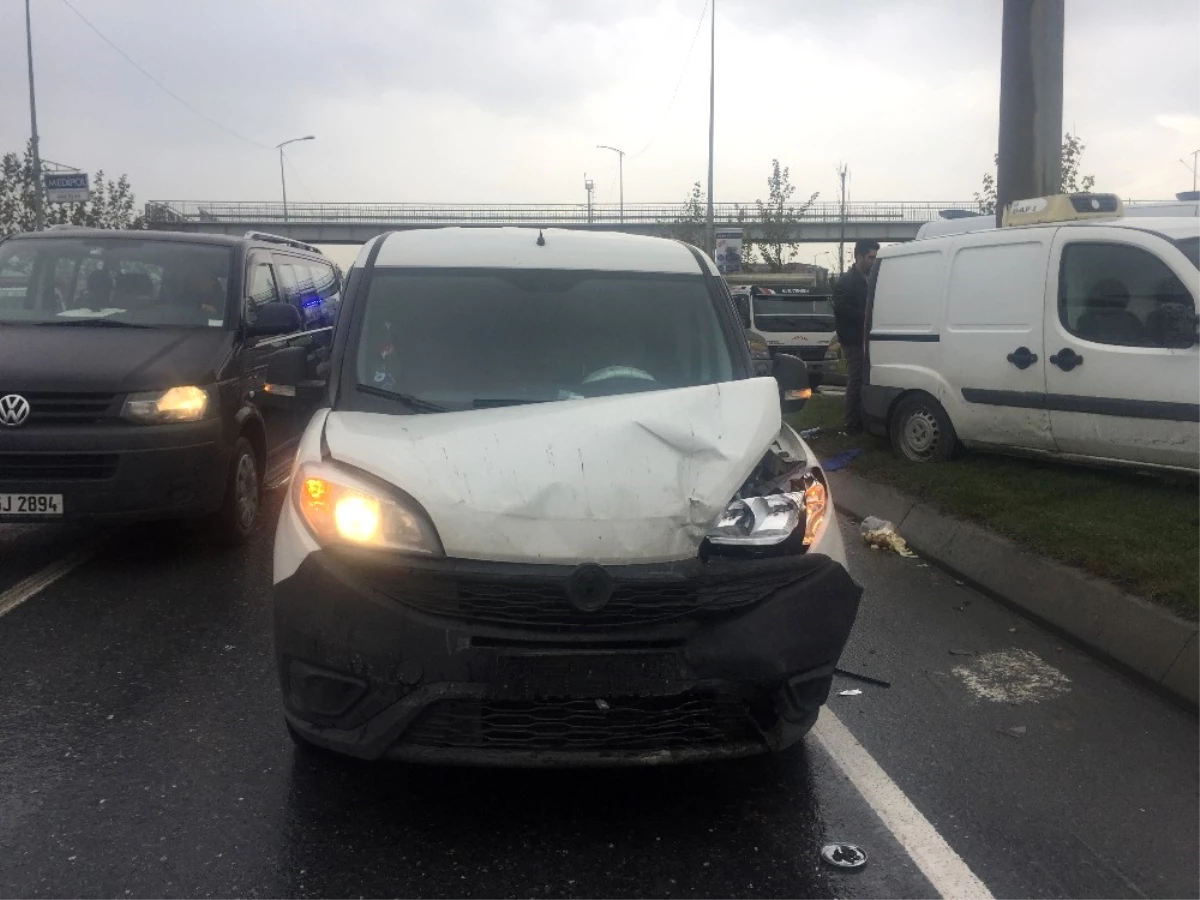 Trafikteki Bir Anlık Kararsızlık Kazaya Yol Açtı: 3 Yaralı