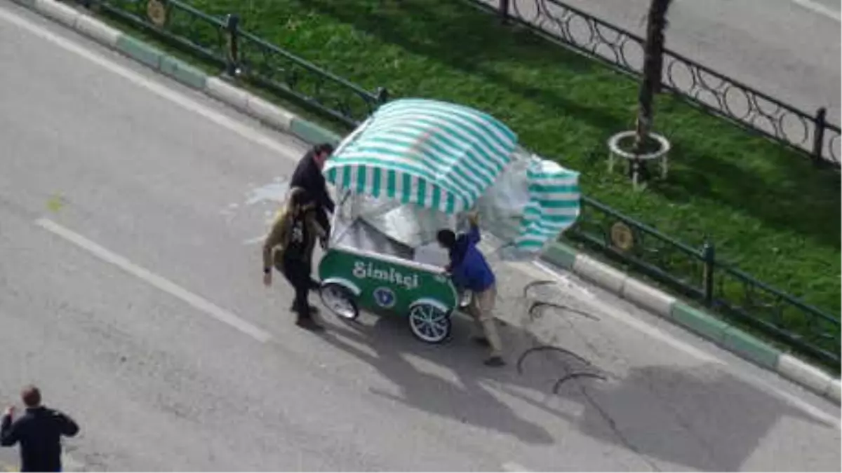 Simit Arabası, Lodosta Sürüklendi