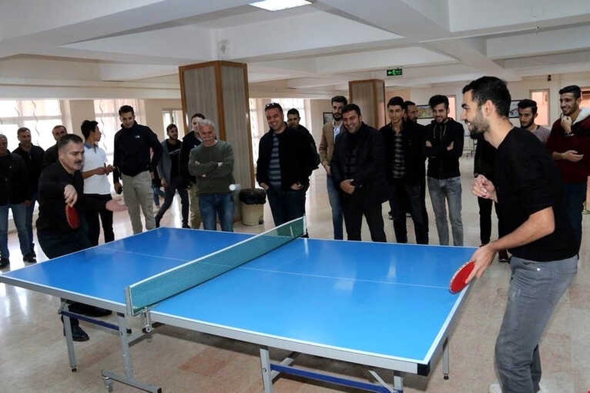 Vali Akbıyık, Öğrencilerle Masa Tenisi Oynadı