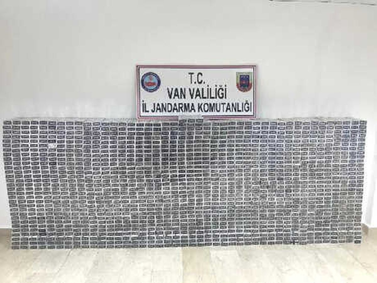 Van\'da Takibe Alınan Araçta 12 Bin 990 Paket Kaçak Sigara Ele Geçirildi