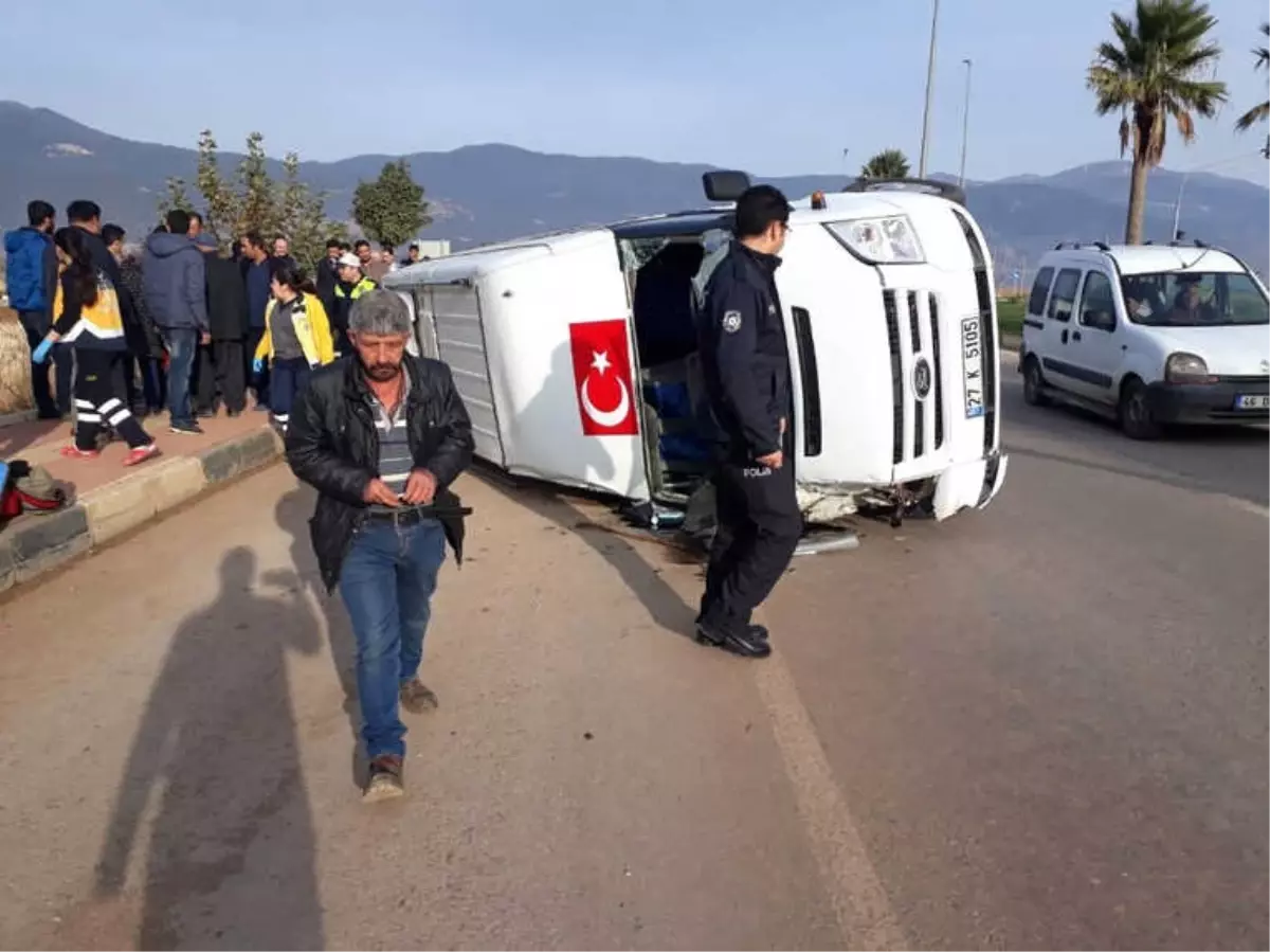 Yolcu Minibüsü ile Otomobil Çarpıştı: 14 Yaralı