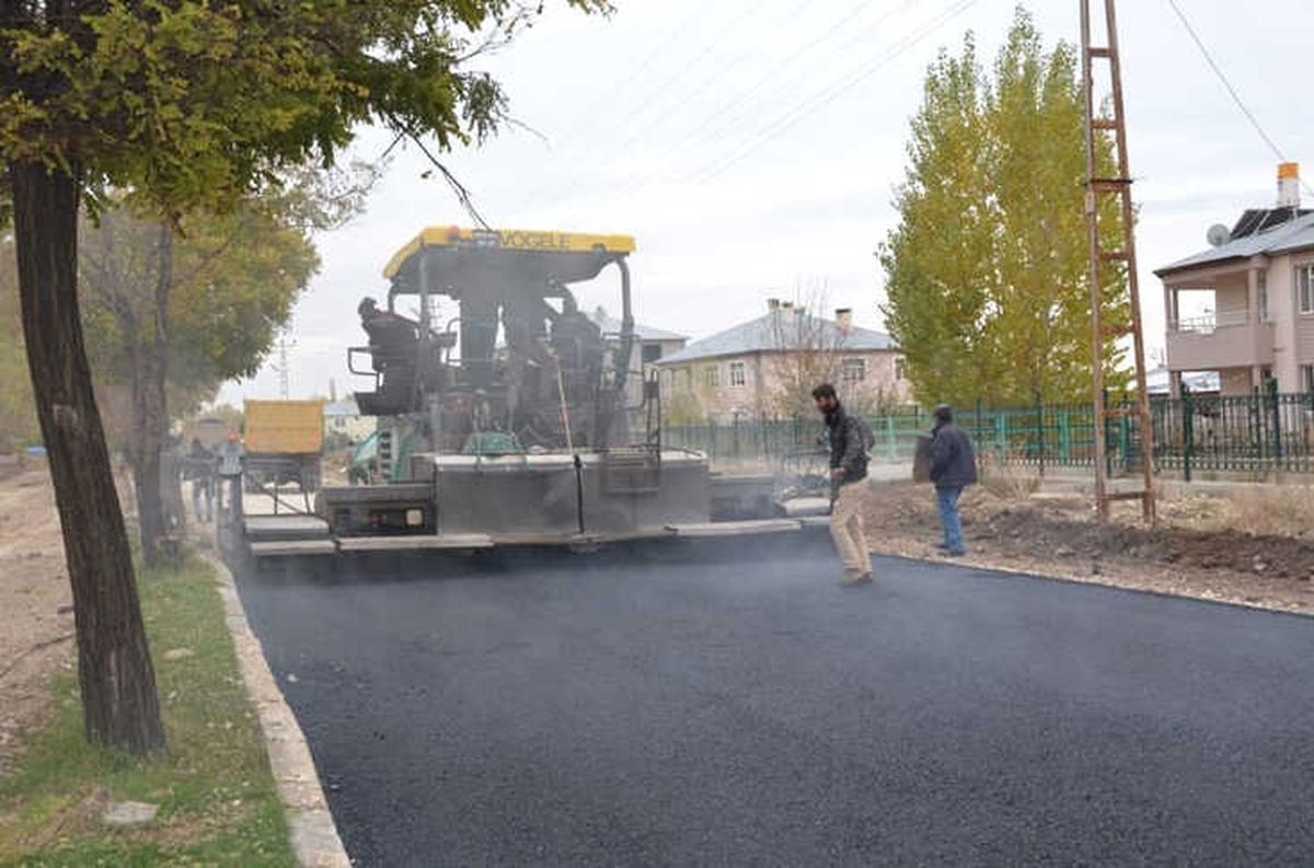 Alkanat Caddesi\'nde Asfalt Çalışması