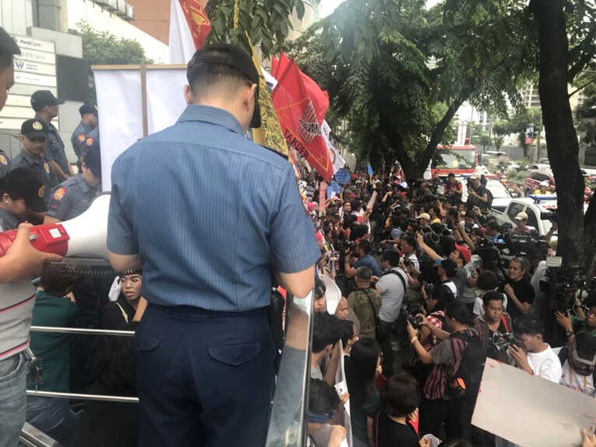 Çin Devlet Başkanı Xi, Filipinlerde Protesto Edildi