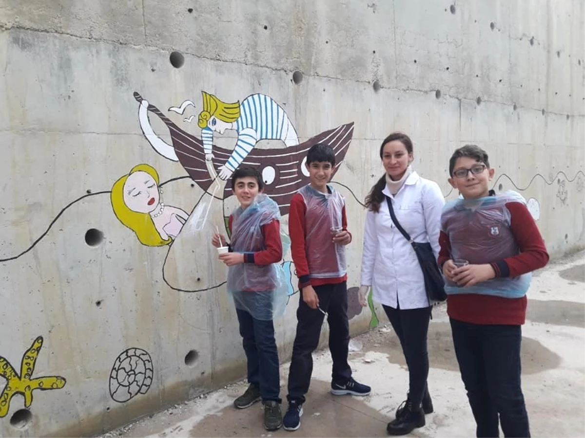 Dünya Çocuk Günü\'nde Okulun Duvarına Resim Yaptılar