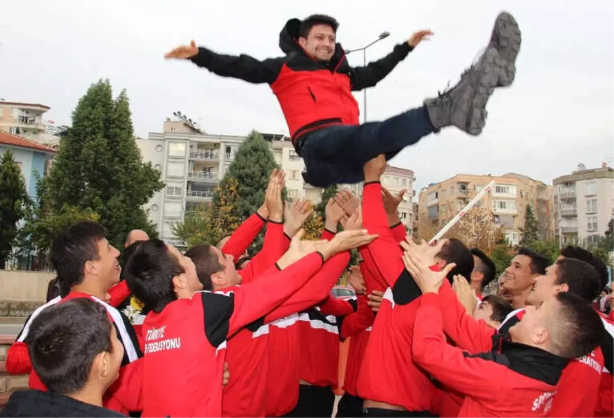 Dünya Şampiyonu Güreşçiye Coşkulu Karşılama