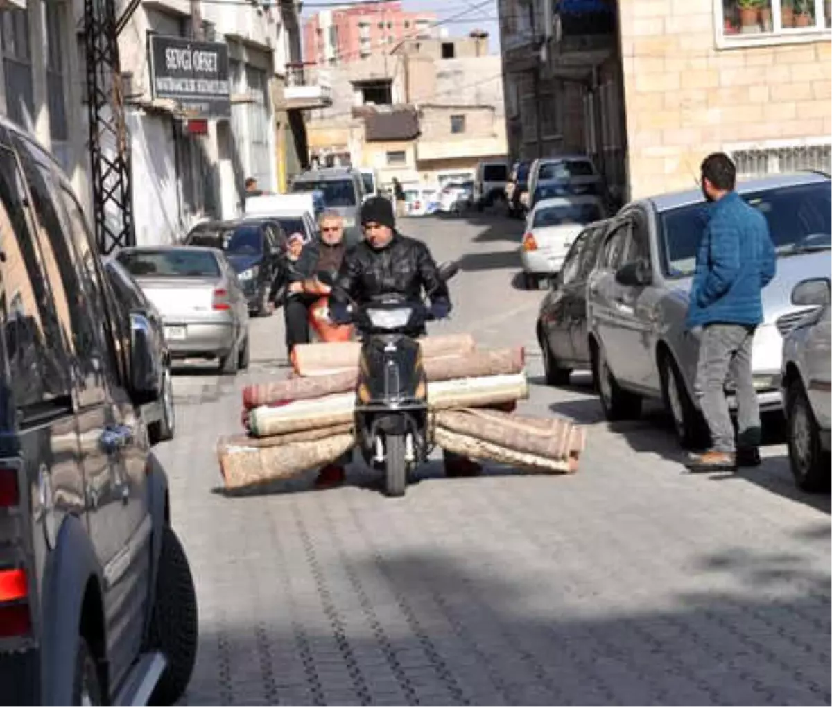 Evinin Halılarını Elektrikli Bisikletle Taşıdı