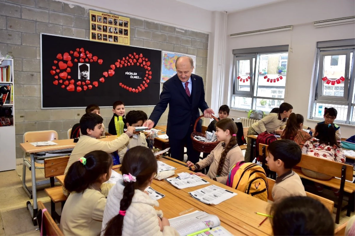 Fatih Belediyesi\'nden İlkokul Öğrencilerine Diş Seti Hediye