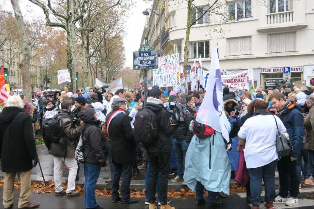 Fransa\'da Hemşirelerden Hükümet Karşıtı Protesto