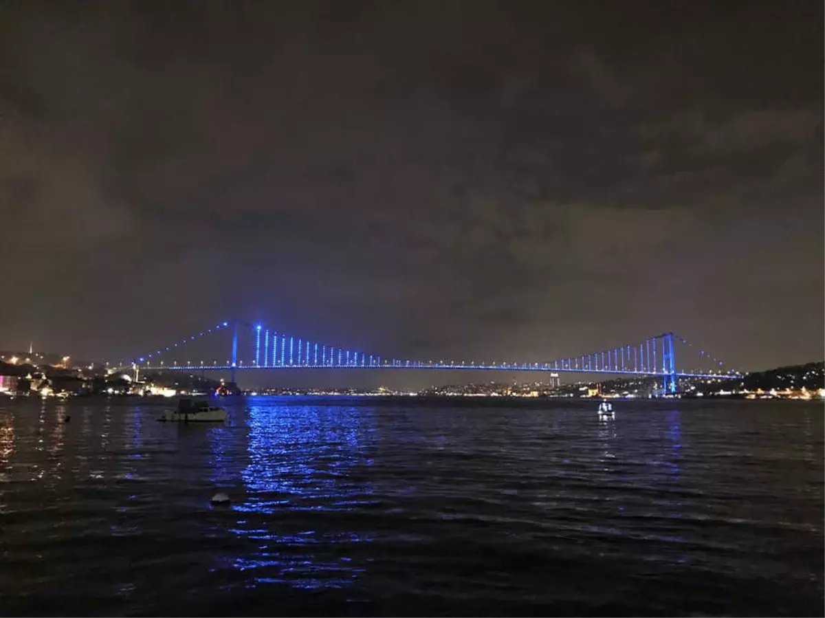 Galata Kulesi ve Köprüler Çocuk Hakları İçin Maviye Büründü