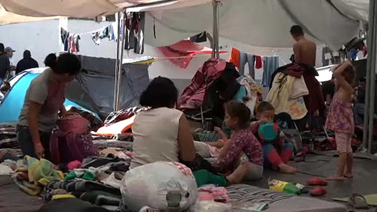 Göçmen Kervanı Sınıra Dayandı: ABD\'den Portatif Tel Örgülü Önlem