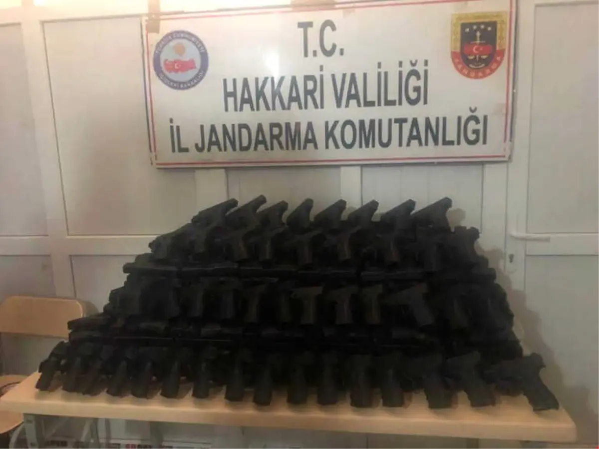 Hakkari\'de 339 Adet Kurusıkı Tabanca Ele Geçirildi