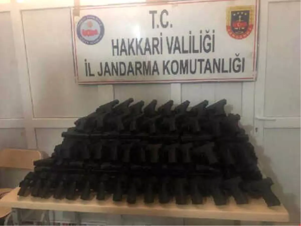 Hakkari\'de Kaçak Sigara, Kurusıkı Tabanca ve Takı Çeşitleri Ele Geçirildi