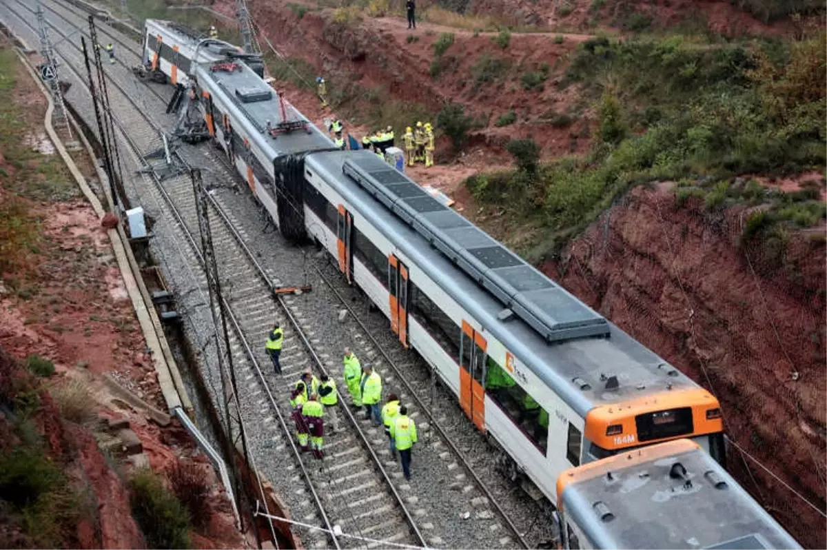 İspanya\'da Yolcu Treni Raydan Çıktı: 1 Ölü, 44 Yaralı