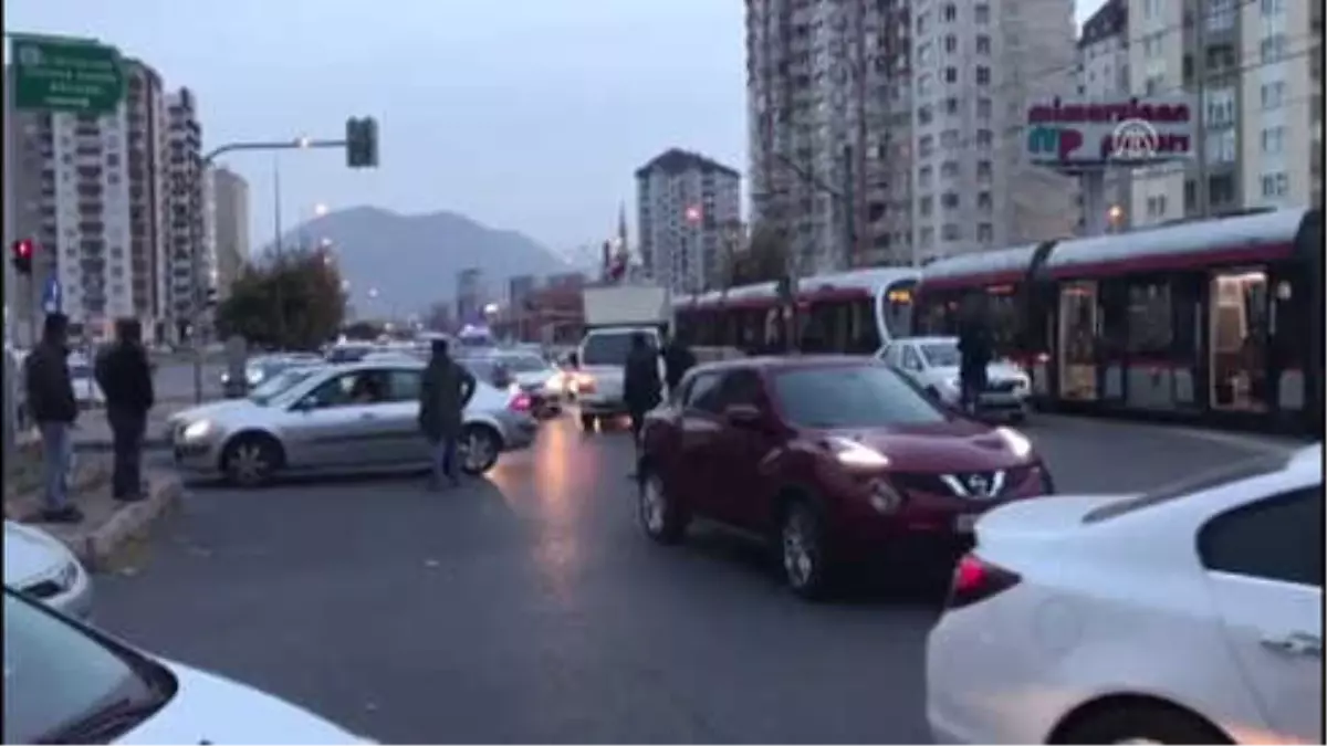 Kayseri\'de Tramvayla Okul Servisi Çarpıştı: 4 Yaralı