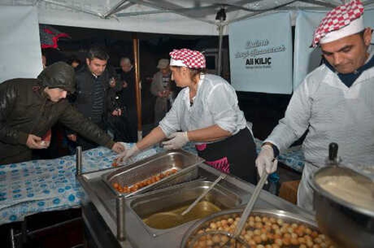 Maltepe\'de 15 Bin Kişiye Lokma ve Kandil Simidi Dağıtıldı