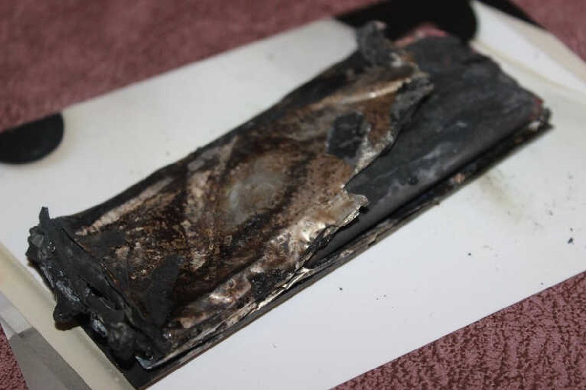 Cep Telefonu Bomba Gibi Patladı, Teknolojiye Küstü