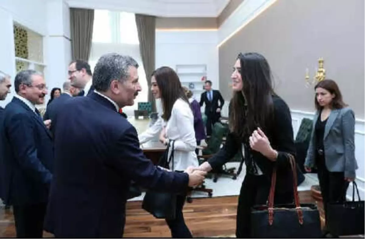 Sağlık Bakanı Koca: Tıbbi Ekipmanlarda Neredeyse Yüzde 100\'e Yakın Dış Ülkelere Bağımlılığımız Var