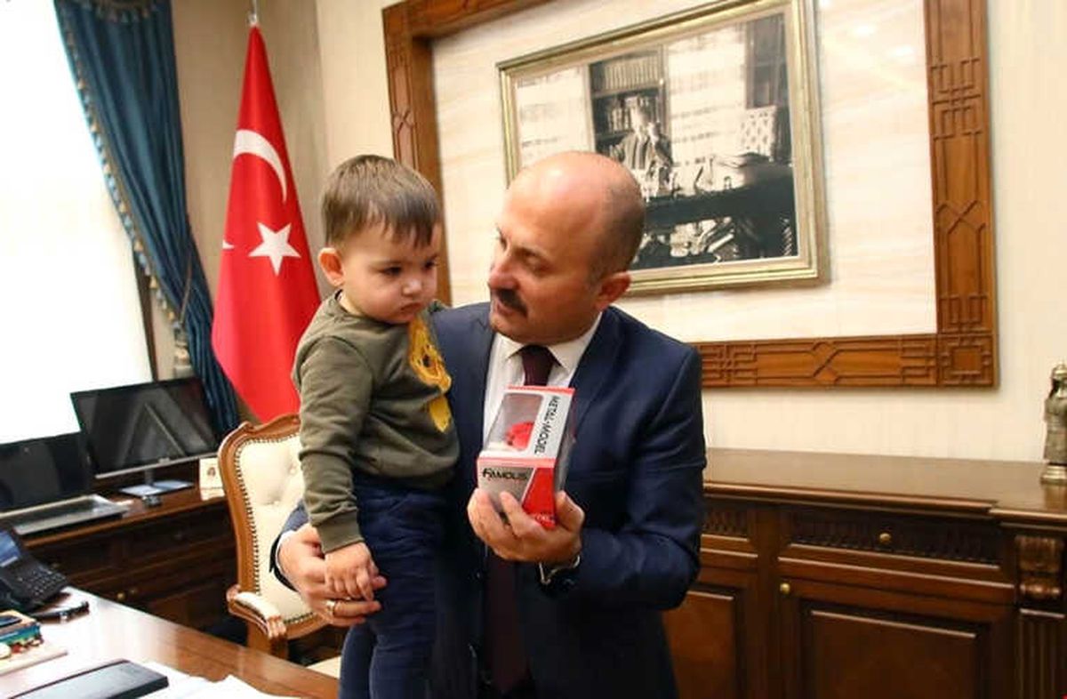 Şehidin Emanetini Kucağında Taşıyor