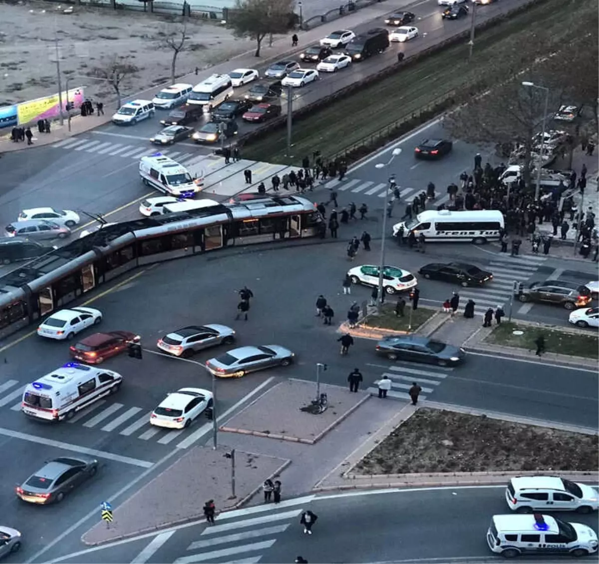 Tramvay Öğrenci Servisine Çarptı: 6 Yaralı