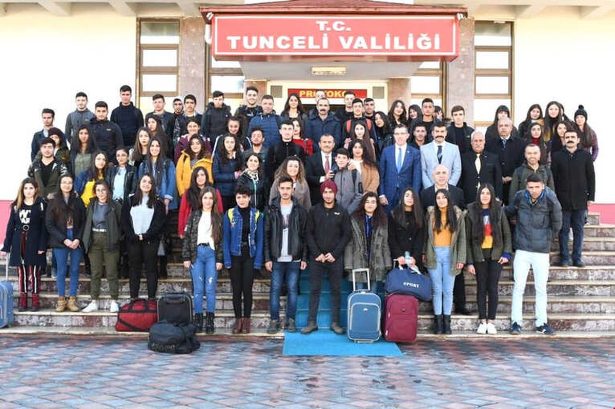 Tunceli\'de 2 Bin 19 Öğrenciye Uçakla Yurtiçi Gezisi