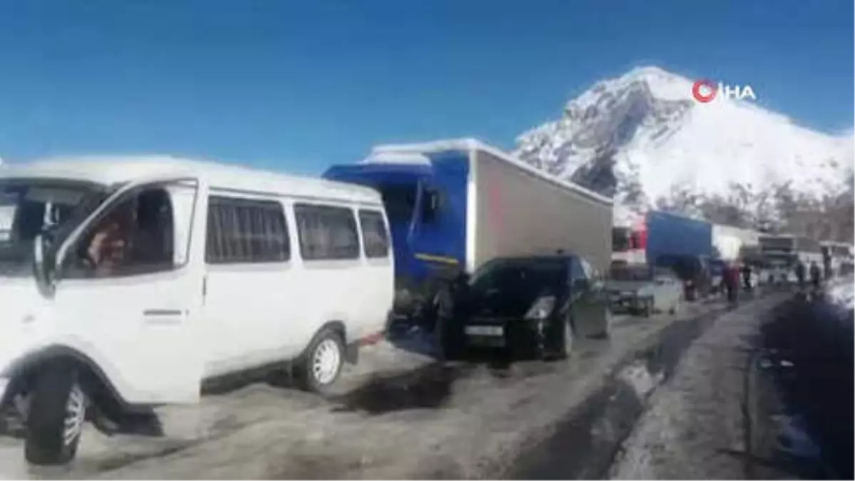 Türk Nakliye Tırları Gürcistan\'da Kar Nedeniyle Mahsur Kaldı