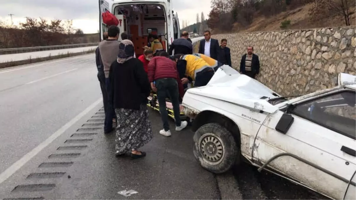 Yoldan Çıkan Otomobil Takla Attı : 4 Yaralı