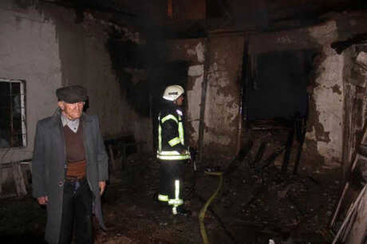 70 Yıllık Evi Gözlerinin Önünde Kül Oldu