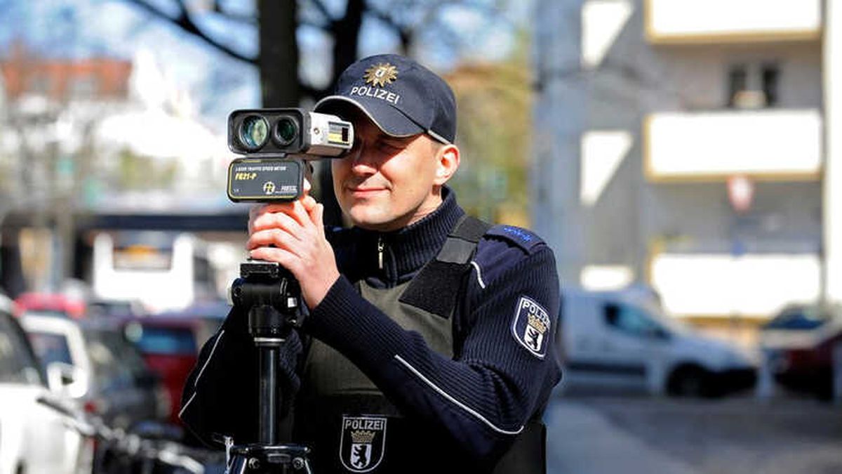 Almanya\'da Yeni Sürücü Sadece 49 Dakika Sonra Ehliyetini Polise Verdi
