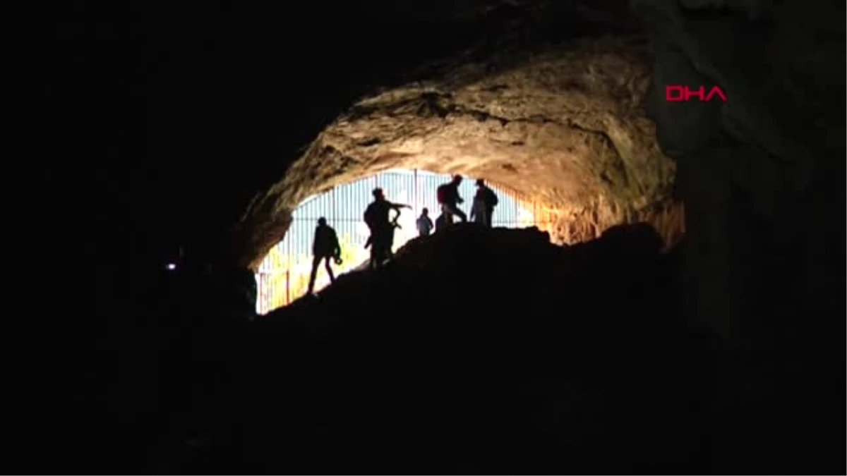 Antalya Alanya Kadıini Mağarası\'nda 100\'ü Aşkın İnsan İskeleti Bulundu