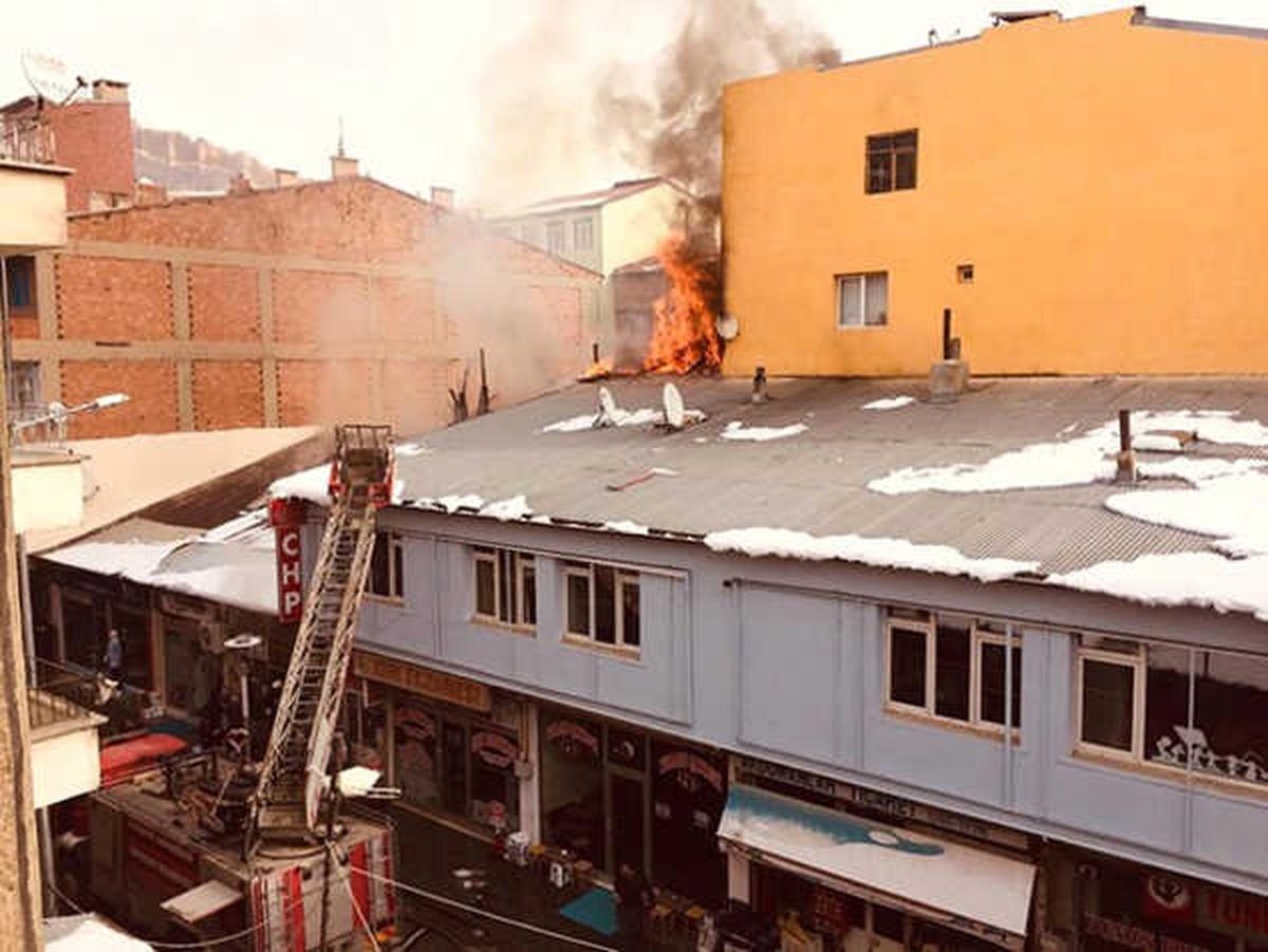 Bayburt\'ta CHP İl Teşkilatının Bulunduğu Binada Yangın