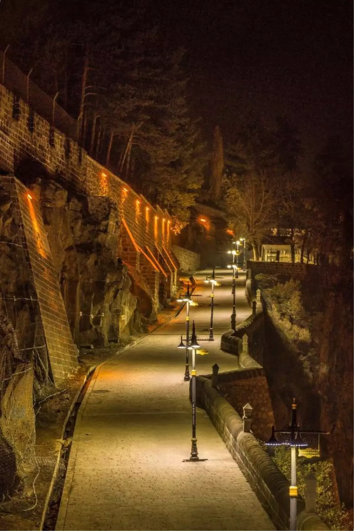 Bitlis\'te Tarihi Yapılar Gün Yüzüne Çıkarılıyor