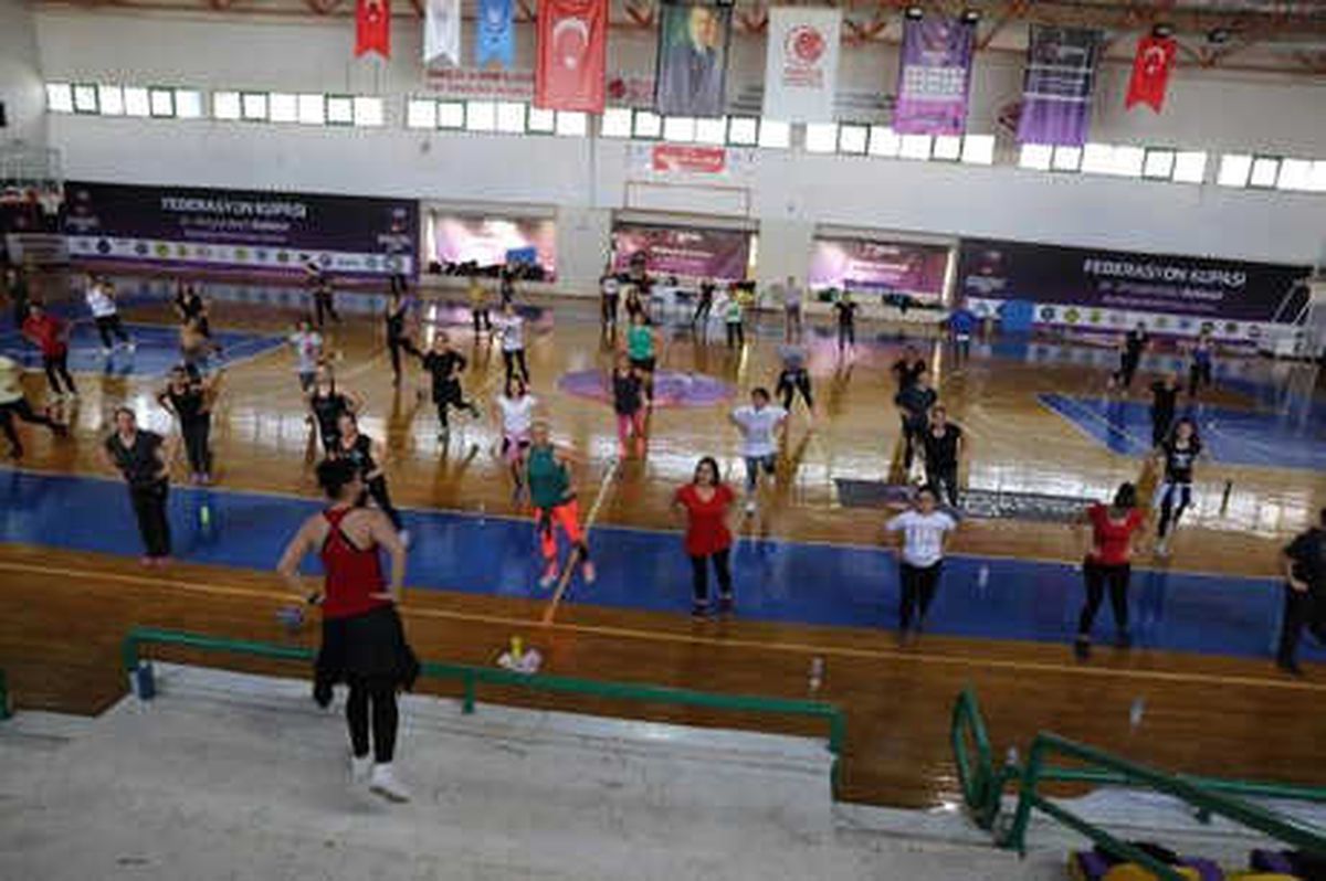 Burhaniyeli Kadınlar \'Zumba\' ile Forma Giriyor
