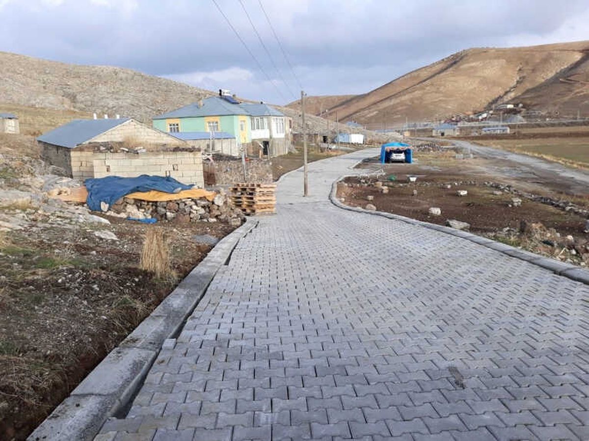 Çaldıran\'da Yol Yapım Çalışması