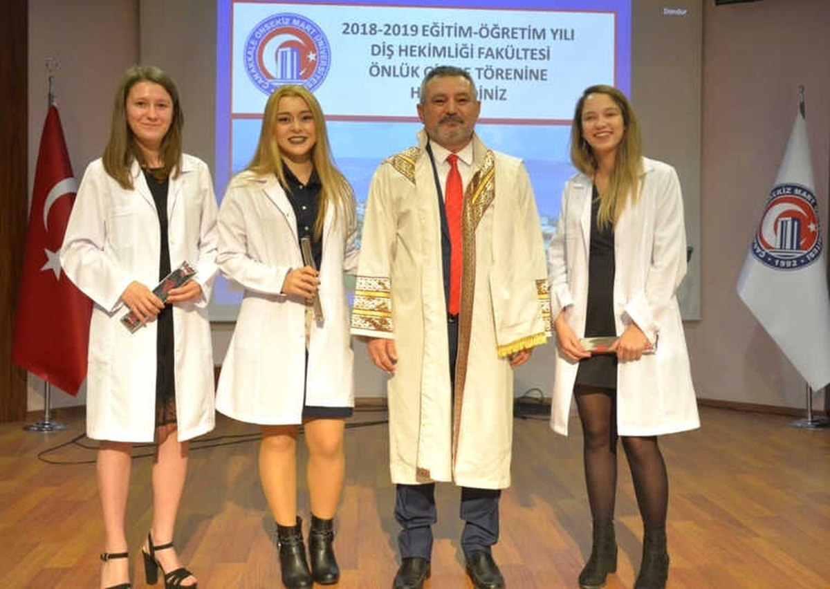 Diş Hekimliği Fakültesi Önlük Giyme Töreni Gerçekleştirildi