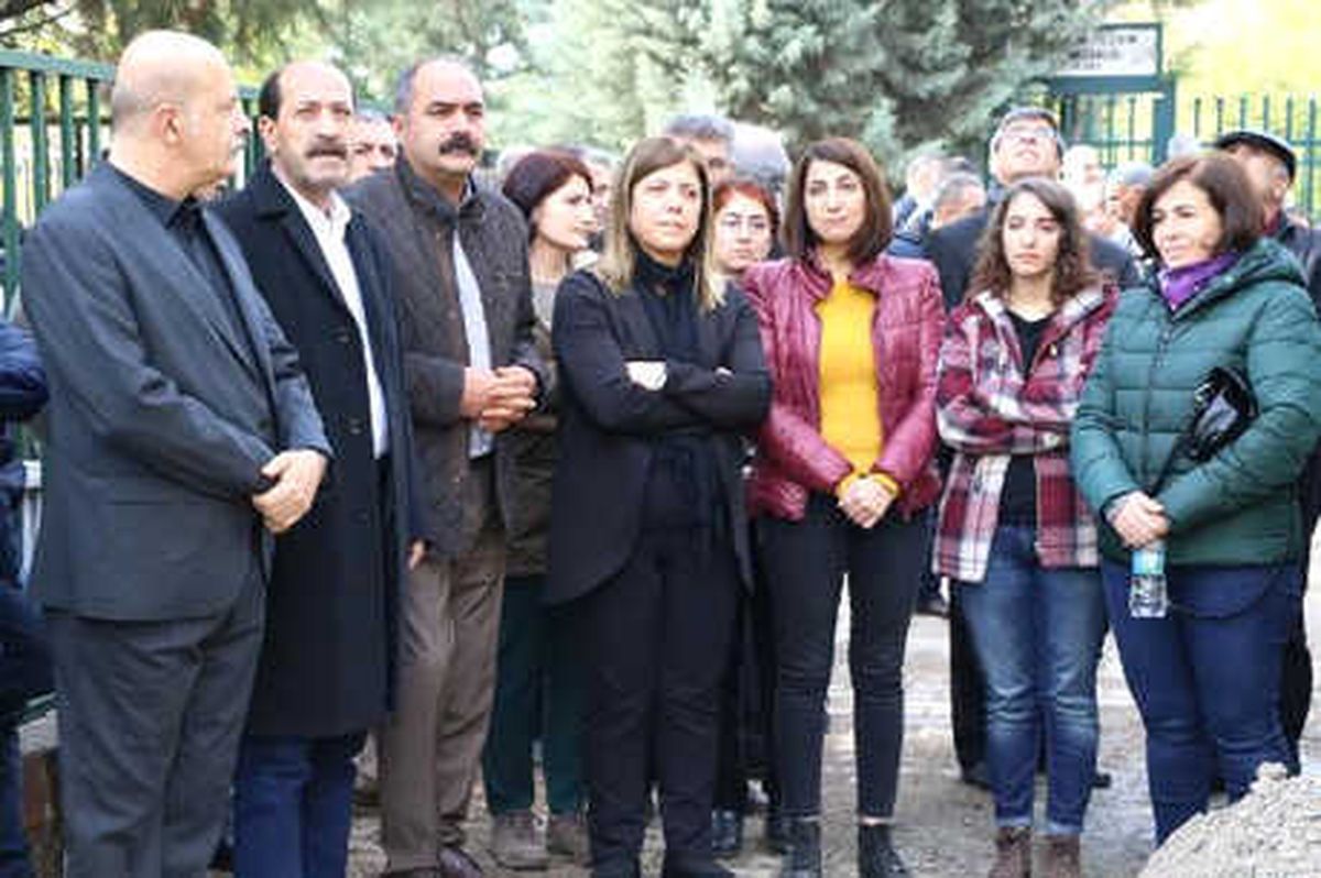 Hdp\'li Meral Danış Beştaş\'ın Annesi Yaşamını Yitirdi