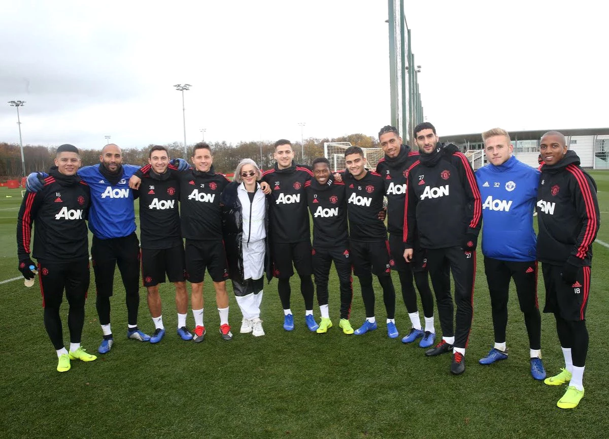 İngiliz Şarkıcı Anne Marie, Manchester United İdmanını Takip Etti